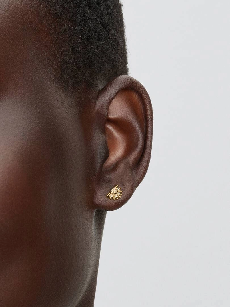 Himmelskt Glittrande Stiftörhängen Guld från Pandora med gnistrande cubic zirconia och 14K guldplätering på vit bakgrund.