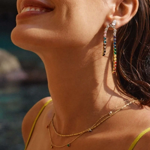 Edblad Rainbow Necklace i 14K guldplätering med regnbågsfärgade cubic zirconia-stenar på en 42-45 cm kedja. Artikelnummer 127843.