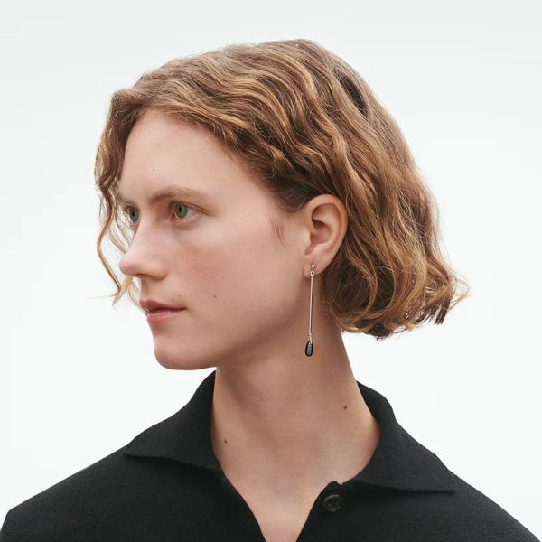 AW25_ECOM_ON-MODEL_TORUN_LONG_EARRING_20001653