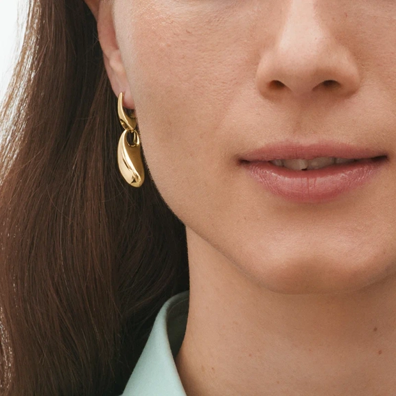 SS25_ECOM_ON-MODEL_REFLECT_EARRING_20001212_Close-ups