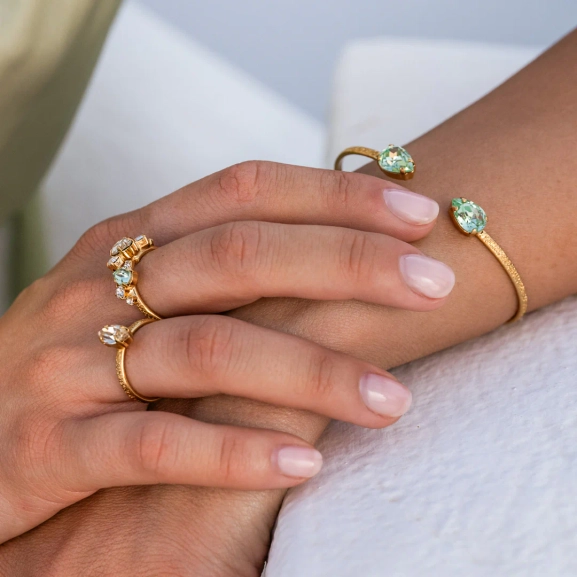 Guldfärgad Sandra-ring från Caroline Svedbom med gnistrande chrysolite och jonquil kristaller