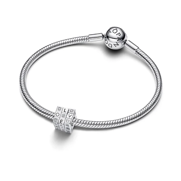 Rörlig Kärlekskub Berlock i glänsande sterlingsilver med röda hjärtan