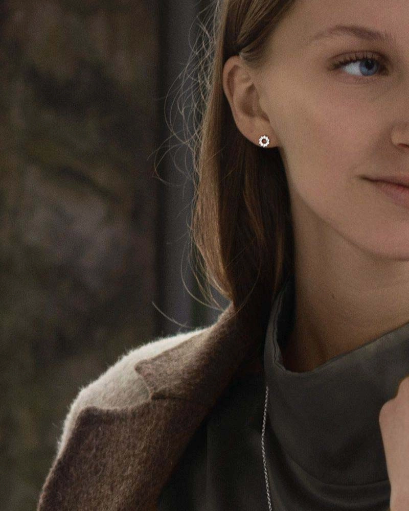 Infinity Drop Studs Gold - Drakenberg Sjölin Örhängen - Snabb frakt & paketinslagning - Nordicspectra.se