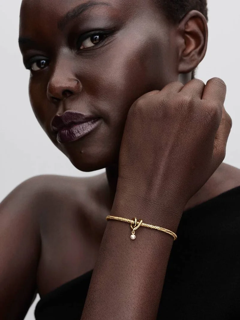 wo die Liebe niemals endet“. Hergestellt in 14 Karat Gold mit einem eleganten weißen Stein. Das perfekte Geschenk für einen besonderen Menschen.