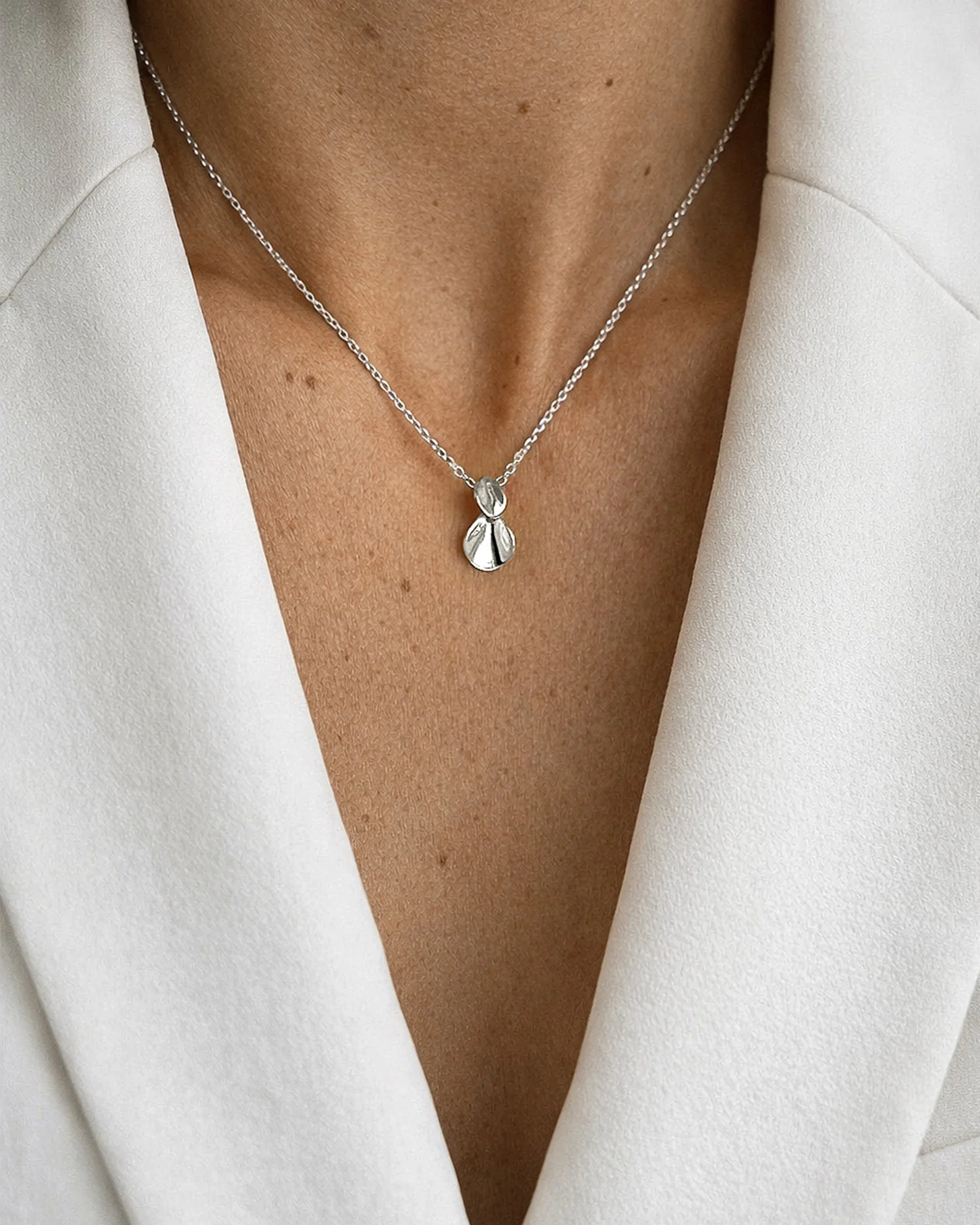 jossa on kaksi päällekkäistä terälehden muotoa. Elegantti ja ajaton muotoilu.