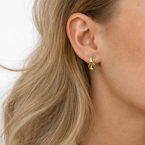 joissa on pehmeästi muotoillut pisarat ja orgaaninen muotoilu.