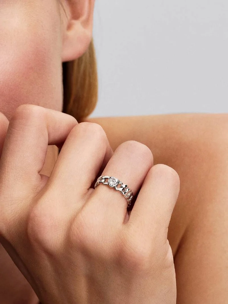 Kubansk kedja med hjärtformad zirkonia i äkta silver från Pandora Timeless. Ge din stil en modig uppdatering med denna glittrande smycke som kombinerar modern elegans med avslappnad twist.