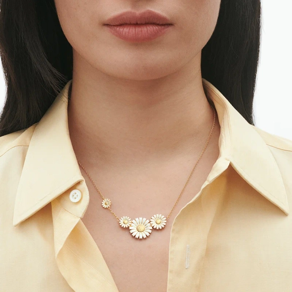 SS25_ECOM_ON-MODEL_DAISY_FLOWER_NECKLACE_20001666_Close-ups