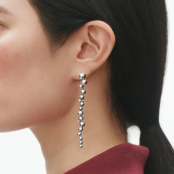 SS25_ECOM_ON-MODEL_MOONLIGHT GRAPES_LONG_EARRING_20001632_Close-ups