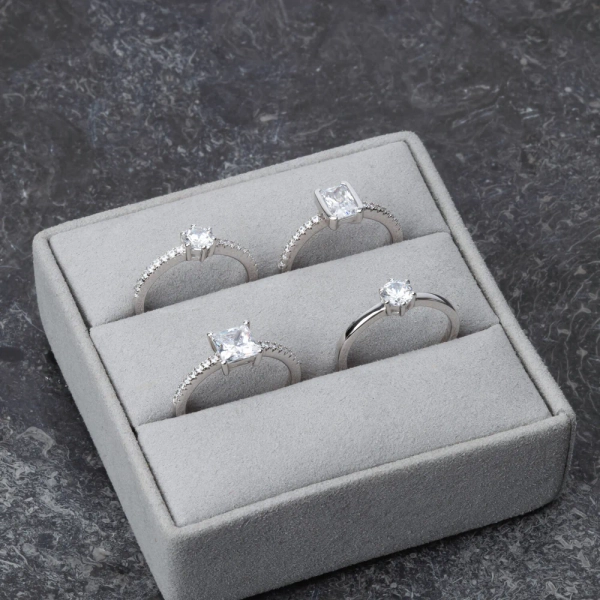 Ellera Uno Pianura Grande Ring i silver med glittrande cubic zirconia från Sif Jakobs kollektion Ellera.