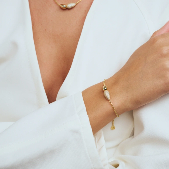 elegant design i 18K guldpläterat silver med gnistrande cubic zirconia-stenar.