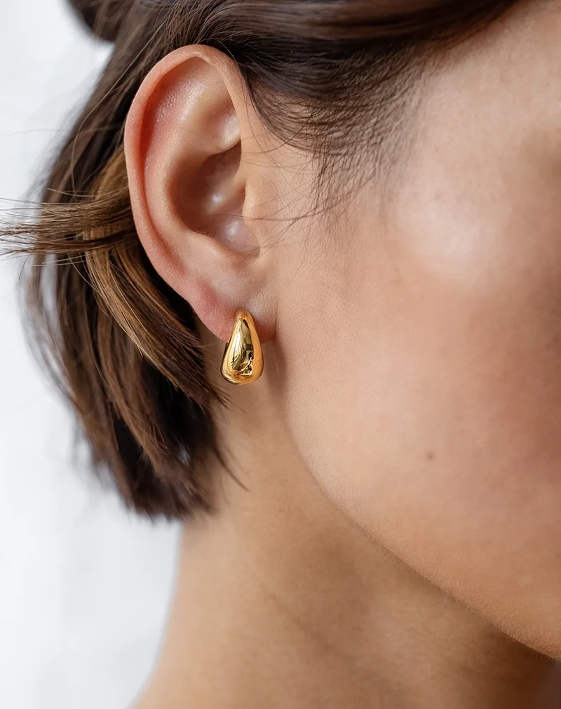 Bolded Little Sis Earrings Gold - Syster P - Snabb leverans & Gratis paketinslagning - Nordic Spectra