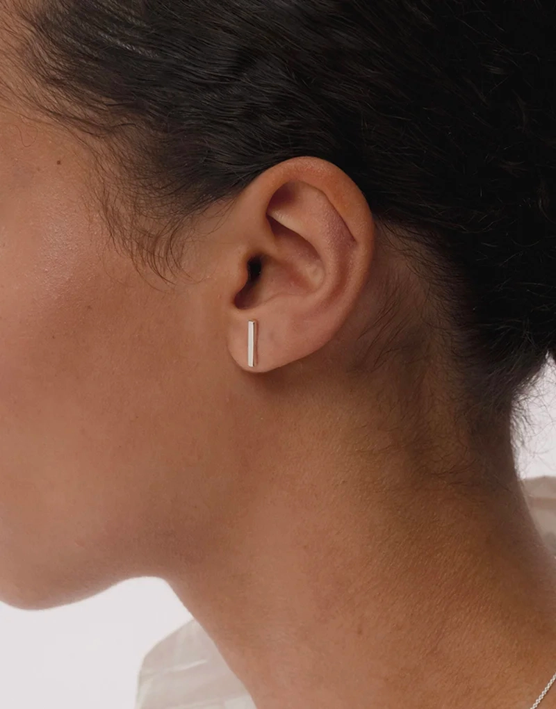 minimalistiska stavörhängen i 100% återvunnet silver