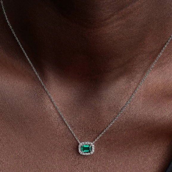 funkelndem Stein in der Mitte und kleinen