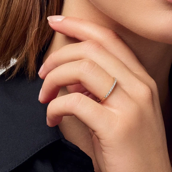 elegant och glittrande med syntetiska diamanter