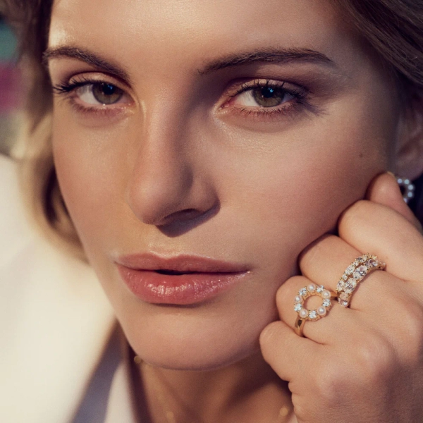 eleganter Ring aus 18 Karat vergoldetem Silber mit funkelnden Zirkonia-Steinen.