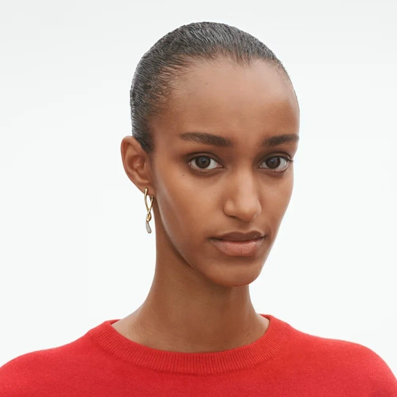 Mercy Långa Örhängen i 18K guld med tvinnad form och briljantslipade diamanter från Georg Jensen.