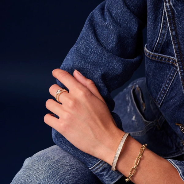 elegantes Design aus 18 Karat vergoldetem Silber mit funkelnden Zirkonia.