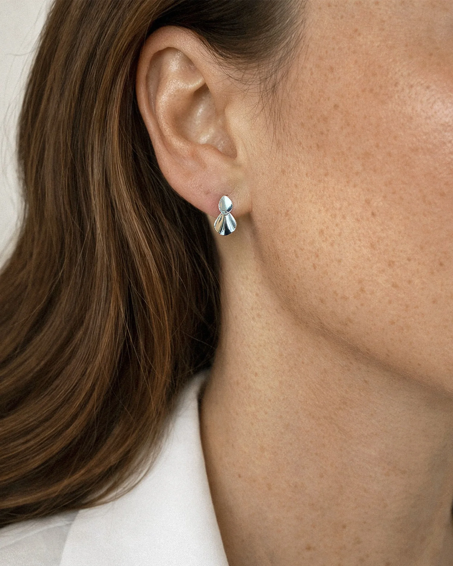 Hortensia Drop Studs – eleganta örhängen i återvunnet silver med blombladsdesign från Drakenberg Sjölin.