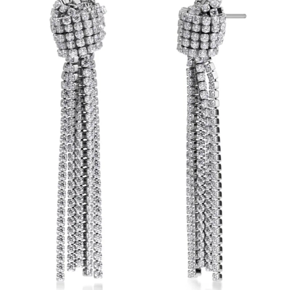 Örhängen i polerat stål med knutdesign och gnistrande cubic zirconia-stenar