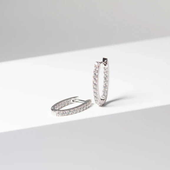 Ellisse Piccolo Örhängen i silver med gnistrande Cubic Zirconia-stenar från Sif Jakobs Ellisse-kollektion.