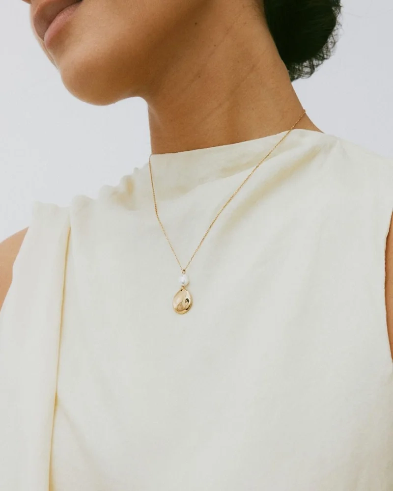 Elegant halsband i 14K guldplätering med pärlemorpärla och oregelbundet hänge på en justerbar ankarkedja