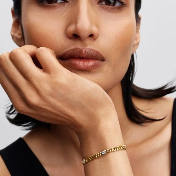 Armbandsset med hjärtformade stenar pläterade med 14 karat guld från Pandora Timeless. Symboliserar kärlek och gemenskap