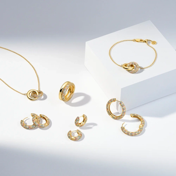 eleganta ringar i 18K guldpläterat silver med gnistrande Cubic Zirconia-stenar.