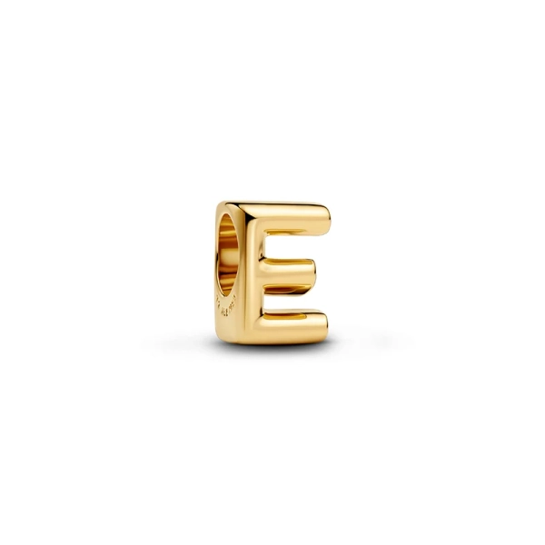 Elegant bokstavsboklock i 14K guldpläterad metall från Pandora Moments. Skapa unika budskap med denna stilfulla E-berlock för en personlig touch i din stil.