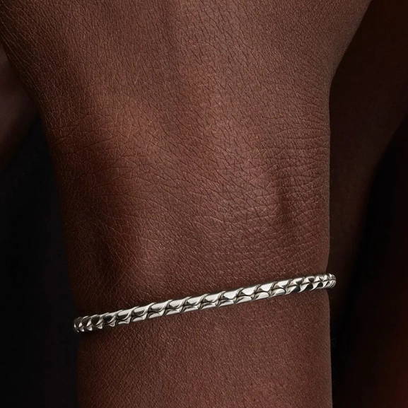 um Ihren persönlichen Stil mit Eleganz und Charakter zu unterstreichen. Lassen Sie Ihre einzigartige Geschichte mit diesem ikonischen Design erstrahlen.