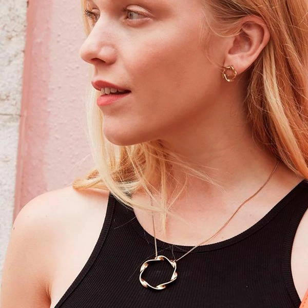 Swirl Necklace Large Gold - Edblad - Snabb frakt & paketinslagning - Nordicspectra.se