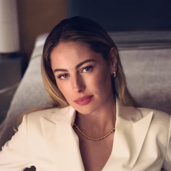 eleganta små ringar i 18K guldpläterat silver med gnistrande cubic zirconia-stenar.