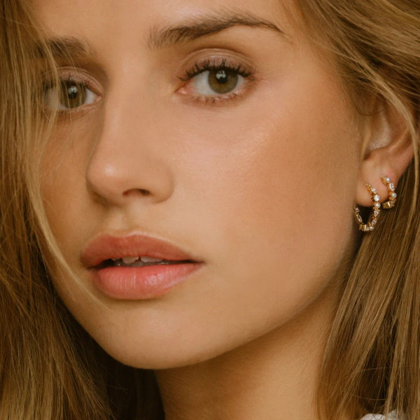 eleganta ringar i 18K guldpläterat silver med cubic zirconia och sötvattenpärla.