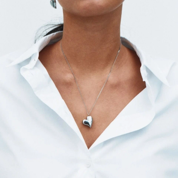 Stora hjärtformade örhängen i blankt rostfritt stål från Edblad Amorina