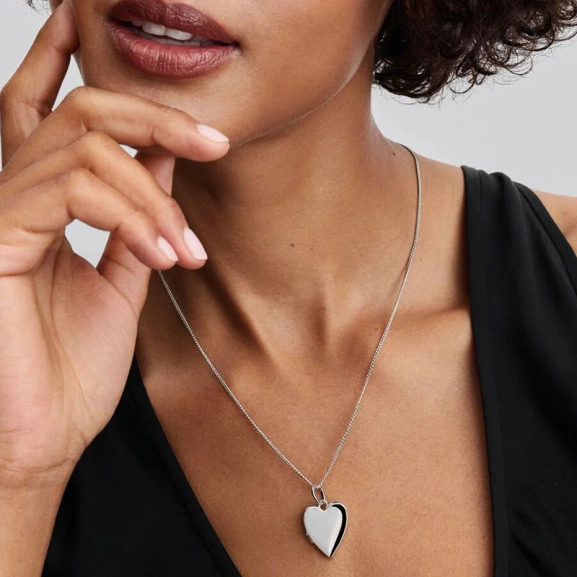 Hjärtformad Pandora Moments hängsmycke i silver för att symbolisera samhörighet och kärlek.
