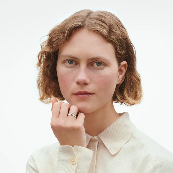 AW25_ECOM_ON-MODEL_MAGIC_SOLITAIRE_RING_DIAMOND_20000458