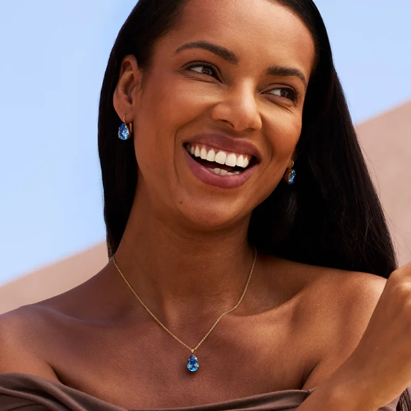 Mirala Necklace Gold Lumiere Combo – guldpläterat halsband med blomformad dekoration och gnistrande Swarovski-kristaller.