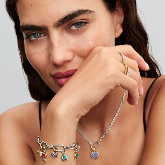 Turkosfärgad Elefant Minihängberlock från Pandora ME i sterlingsilver med turkosinspirerad sten för styrka och visdom.