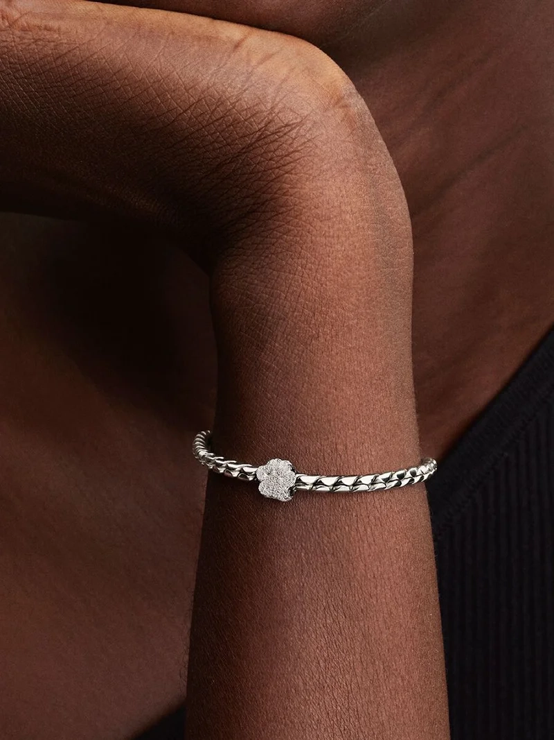 Berlockset Mini Hjärta & Mini Tass från Pandora Moments. Ett blankt hjärta och en strukturerad tass för glittrande effekt på ditt berlockarmband.