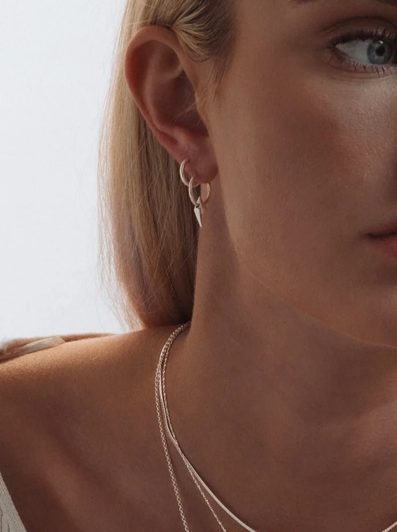 Harvey Small Spike Hoops Silver i 100% återvunnet silver