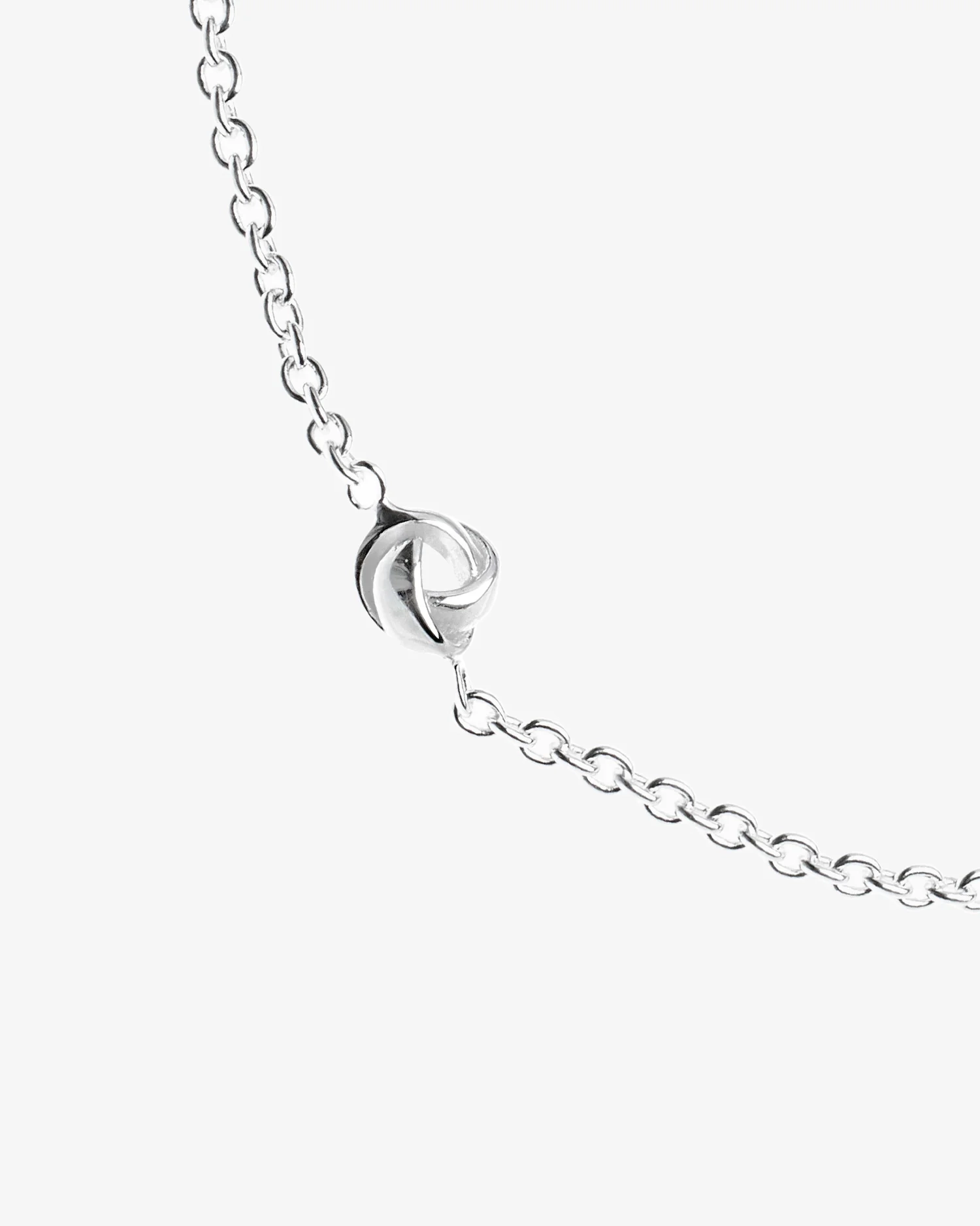 Le Knot Flat Drop Bracelet från Drakenberg Sjölin i silver med två blanka knutar