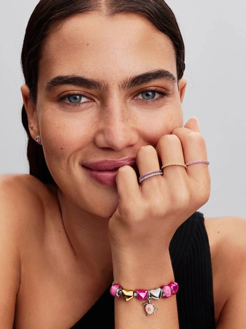 Pandora Timeless Bandring med Rosa Glittrande Stenar i sterlingsilver med rosa kubisk zirkonia. Symboliserar eviga band och strålande lyster. Perfekt gåva för speciella relationer och elegans.