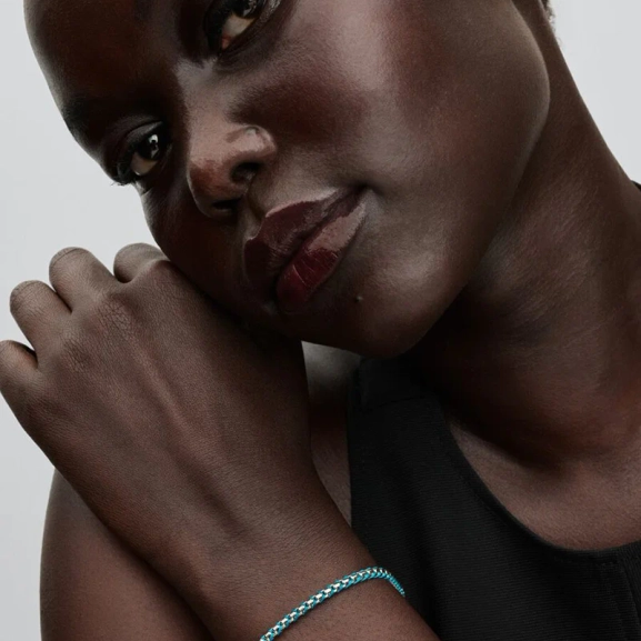 Flätat armband med turkos detalj i högkvalitativt sterlingsilver från Pandora. En unik design som kompletterar din personliga stil med elegans och stil.