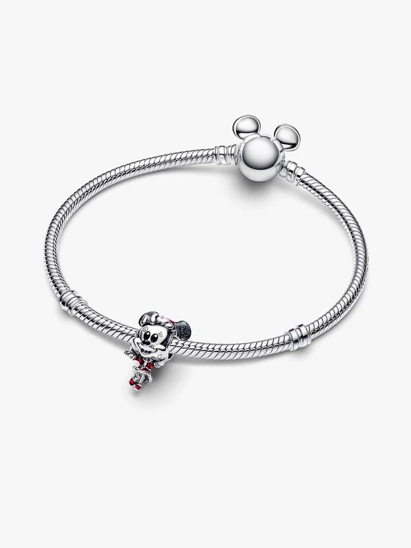 Mimmi Pigg julberlock från Pandora i sterlingsilver med livfulla emaljdetaljer. En festlig atmosfär med tomteluva och juldräkt sprider Disney-magi.