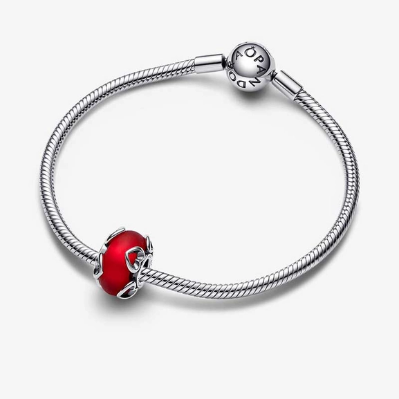 Frosted Red Murano Glass & Hearts Charm - PANDORA - Suuri valikoima & ilmainen lahjapaketointi - Nordicspectra.fi