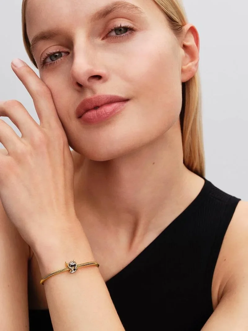 Ehre und Verantwortung. Tragen Sie ihn als Erinnerung an Ihren inneren Heldenmut und lassen Sie sich von seiner Symbolik durch die Herausforderungen des Lebens führen.