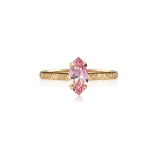 Guldfärgad Petite Navette-ring från Caroline Svedbom med ljusrosa kristall