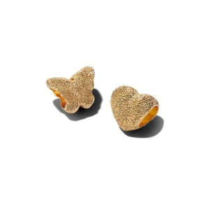 Pandora Momentsin charmisarja Mini Heart & Mini Butterfly Gold antaa kimaltelevan vaikutelman viehätysrannekorullesi strukturoidulla pinnalla sydämessä ja perhosessa.