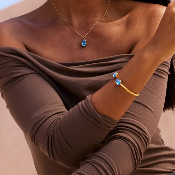 Guldpläterat armband med justerbar längd och isblå Swarovski® kristall från Caroline Svedbom