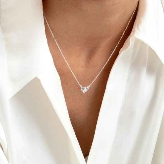 elegant halsband i återvunnet sterlingsilver med gnistrande vita topaser